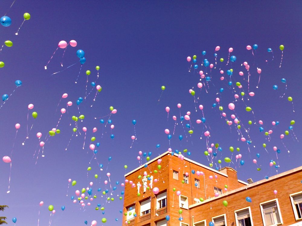 SUELTAS DE GLOBOS CON GLOBOS DE COLORES