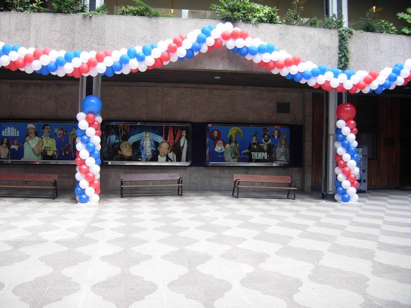 DECORACION CON COLUMNAS Y ARCOS DE GLOBOS